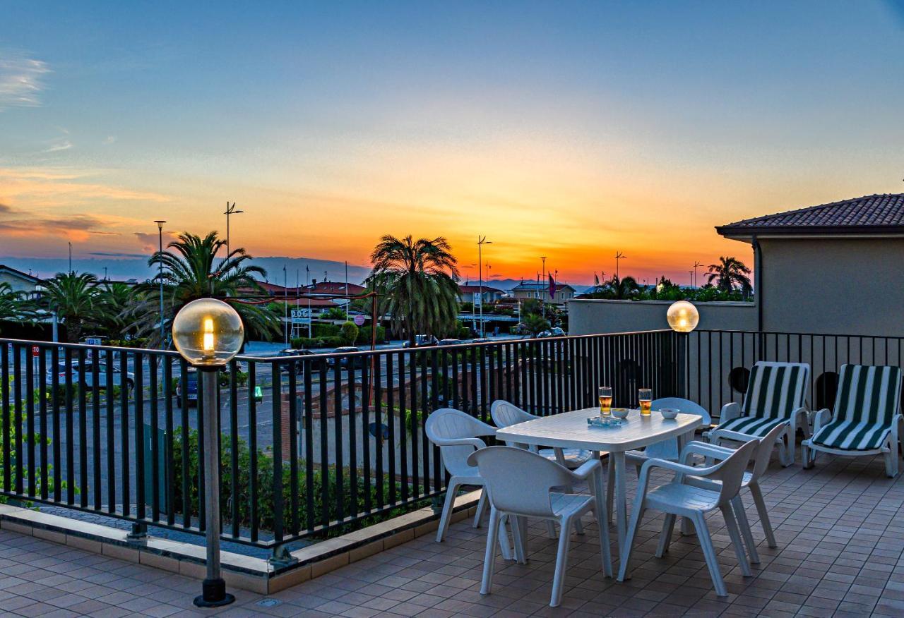 Hotel Paris Lido di Camaiore Ngoại thất bức ảnh